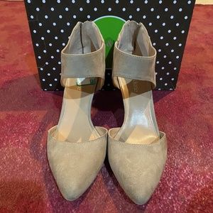 Kelly & Katie Tan Heels